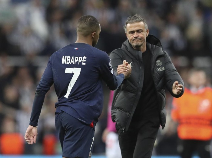 PSG's Kylian Mbappe, shakes hands with PSG's head coach Luis Enrique at the end of the Champions League group F soccer match between Newcastle and Paris Saint Germain at St. James' Park, Wednesday, Oct. 4, 2023, in Newcastle, England. (AP Photo/Scott Heppell)
