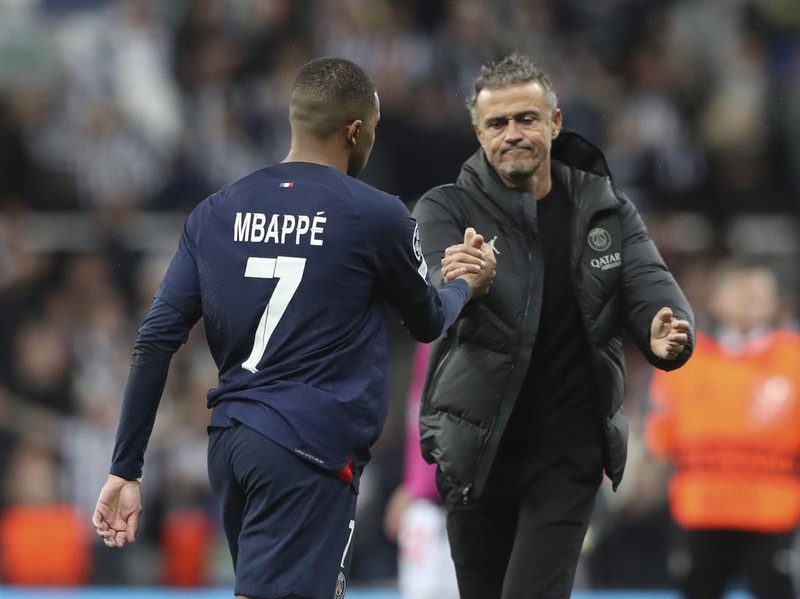 PSG's Kylian Mbappe, shakes hands with PSG's head coach Luis Enrique at the end of the Champions League group F soccer match between Newcastle and Paris Saint Germain at St. James' Park, Wednesday, Oct. 4, 2023, in Newcastle, England. (AP Photo/Scott Heppell)