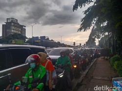 Macetnya Jl TB Simatupang di Jam Pulang Kantor, Ditambah Hujan dan Galian
