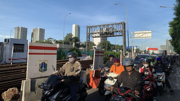 Macet karena proyek galian di Jalan TB Simatupang