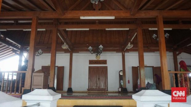 DSC03818-01-01: Masjid Pathok Negoro Mlangi di Sleman, DIY sekarang dikelola oleh masyarakat, meskipun pihak keraton masih menganggap para takmir sebagai Abdi Dalem yang menandai status masjid sebagai Kagungan Dalem, atau secara harafiah berarti kepunyaan Sultan. Foto diambil SAbtu (2/3/2024). (CNNIndonesia/Tunggul)