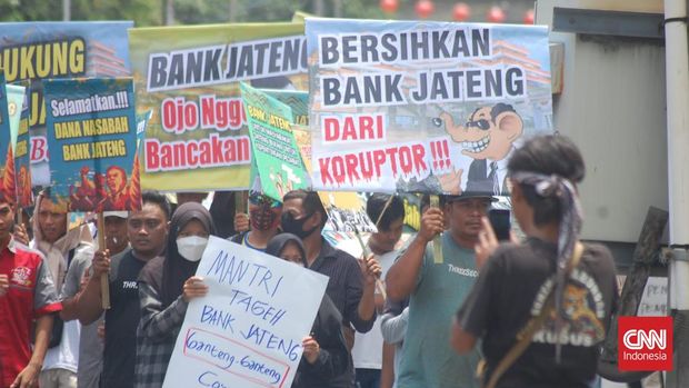 Sejumlah aktivis dari berbagai daerah di Jawa Tengah menggelar aksi demo “Selamatkan Bank Jateng” setelah mantan Gubernur Jawa Tengah Ganjar Pranowo diadukan ke Komisi Pemberantasan Korupsi (KPK) oleh Indonesian Police Watch (IPW).