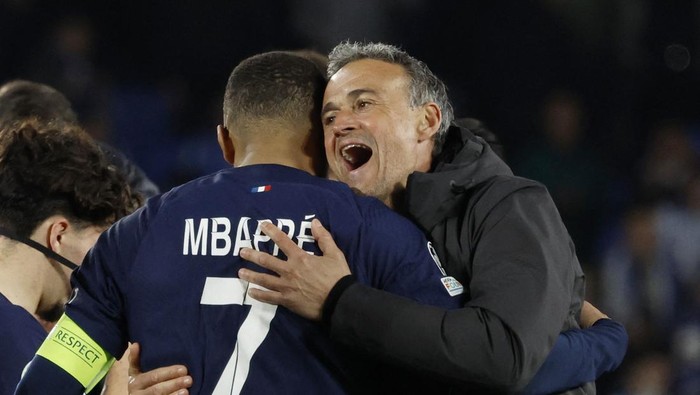 Soccer Football - Champions League - Round of 16 - Second Leg - Real Sociedad v Paris St Germain - Reale Arena, San Sebastian, Spain - March 5, 2024 Paris St Germains Kylian Mbappe celebrates with coach Luis Enrique after the match REUTERS/Vincent West