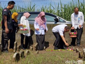 Hukum Menabur Bunga dan Menyiram Air Ketika Ziarah Kubur Jelang Ramadan