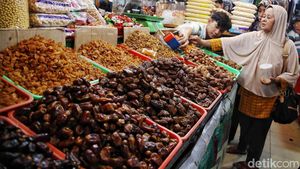 Geliat Penjualan Kurma Pasar Tanah Abang di Tengah Seruan Boikot Produk Israel