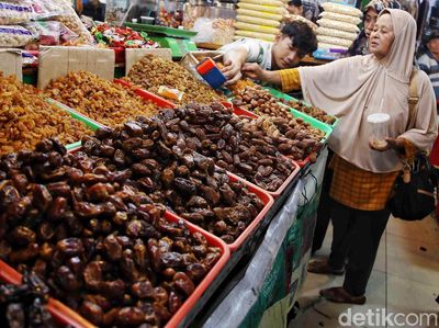 Geliat Penjualan Kurma Pasar Tanah Abang di Tengah Seruan Boikot Produk Israel