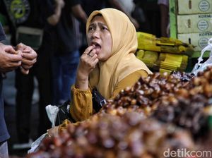 Pedagang Kurma Cerita Banyak Pembeli Selektif Tak Mau Produk dari Israel Pedagang Kurma Cerita Banyak Pembeli Selektif Tak Mau Produk dari Israel