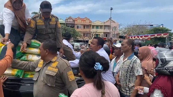 Momen Kadisperindag Baubau Ali Hasan meneriaki warga saat pasar murah. Momen Kadisperindag Baubau Ali Hasan meneriaki warga saat pasar murah.