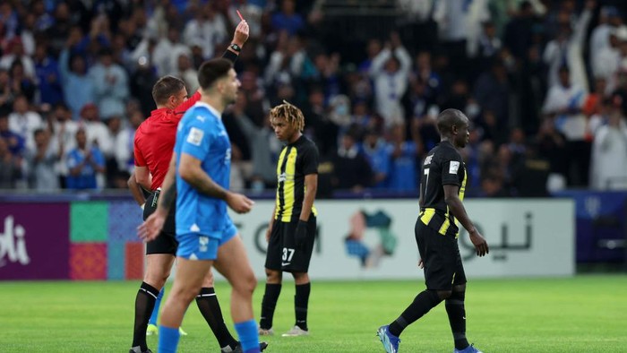 RIYADH, SAUDI ARABIA - MARCH 05: Referee Shaun Evans shows a red card to NGolo Kante of Al Ittihad during the AFC Champions League Quarter Final First Leg match between Al-Hilal and Al-Ittihad at Kingdom Arena on March 05, 2024 in Riyadh, Saudi Arabia. (Photo by Yasser Bakhsh/Getty Images)