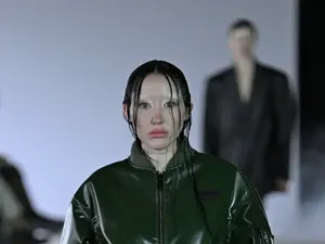 Noah Cyrus Catwalk di Paris Fashion Week di Tengah Drama Ibu Rebut Kekasihnya Noah Cyrus Catwalk di Paris Fashion Week di Tengah Drama Ibu Rebut Kekasihnya