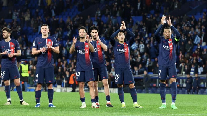 SAN SEBASTIAN, SPAIN - MARCH 05: Kylian Mbappe #7 of Paris Saint-Germain celebrate the victory with teammattes after the UEFA Champions League 2023/24 round of 16 second leg match between Real Sociedad and Paris Saint-Germain at Reale Arena on March 05, 2024 in San Sebastian, Spain. (Photo by Xavier Laine/Getty Images)