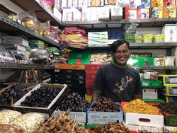 Sepi Pembeli Jelang Puasa, Begini Curhat Pedagang Kurma di Jatinegara
