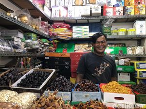 Sepi Pembeli Jelang Puasa, Begini Curhat Pedagang Kurma di Jatinegara Sepi Pembeli Jelang Puasa, Begini Curhat Pedagang Kurma di Jatinegara