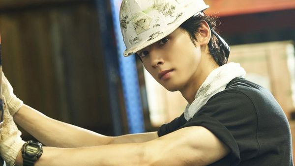 8 Foto Cha Eun Woo Viral Jadi Kuli Bangunan, Tampil Macho Bikin Terpana