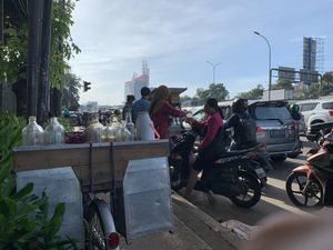 Kelakar Penjual Jamu buat Pemotor yang Terjebak Macet: Jamunya Sabar Kelakar Penjual Jamu buat Pemotor yang Terjebak Macet: Jamunya Sabar