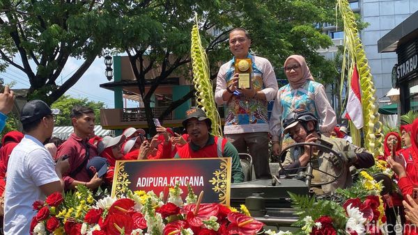 Wali Kota Eri  Arak Piala Adipura Kencana Keliling Surabaya