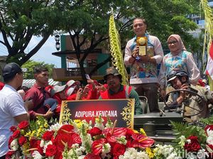 Wali Kota Eri  Arak Piala Adipura Kencana Keliling Surabaya