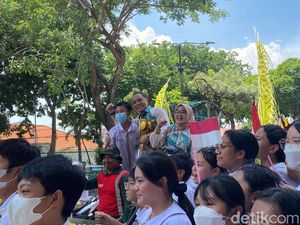 Warga Tumplek Blek Sambut Piala Adipura Kencana Keliling Surabaya