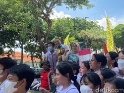 Warga Tumplek Blek Sambut Piala Adipura Kencana Keliling Surabaya