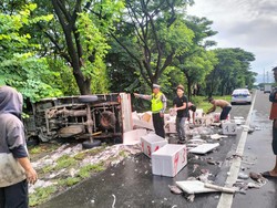 Pikap Bawa Cumi Terbalik di Tol Makassar, Muatan Berhamburan di Jalan