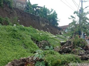Plengsengan Setinggi 8 Meter di Kota Malang Longsor, Warga Diimbau Waspada Plengsengan Setinggi 8 Meter di Kota Malang Longsor, Warga Diimbau Waspada