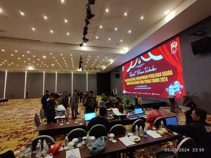 KPU Serang Sandingkan Data Rekapitulasi Suara PPK 239 TPS Usai Saksi Protes KPU Serang Sandingkan Data Rekapitulasi Suara PPK 239 TPS Usai Saksi Protes