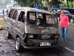 Daihatsu Zebra Hangus Terbakar di Kota Malang Diduga Korsleting