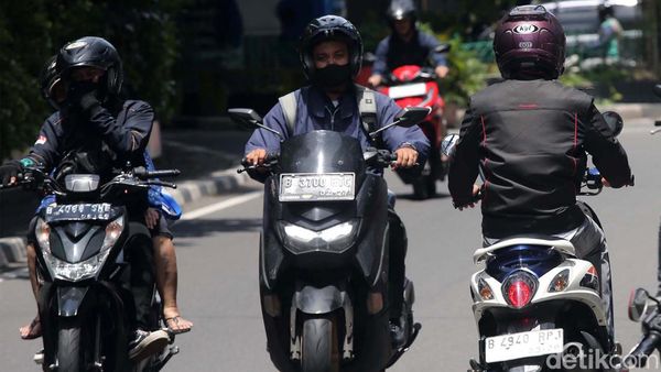 Potret Pemotor Lawan Arah Menantang Bahaya di Slipi
