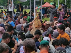Warga Kulon Progo Berebut 20 Gunungan Hasil Bumi dalam Nyadran Agung