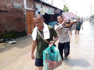 Potret Respon Cepat TNI-Polri Bantu Korban Banjir di Kota Mojokerto