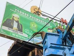 Bikin Resah Warga-Tak Berizin, Baliho Gus Samsudin Dicopot Satpol PP Blitar