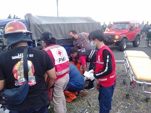 Pikap Tabrak Tiang Lampu di JJLS Bantul, 3 Orang Luka-luka