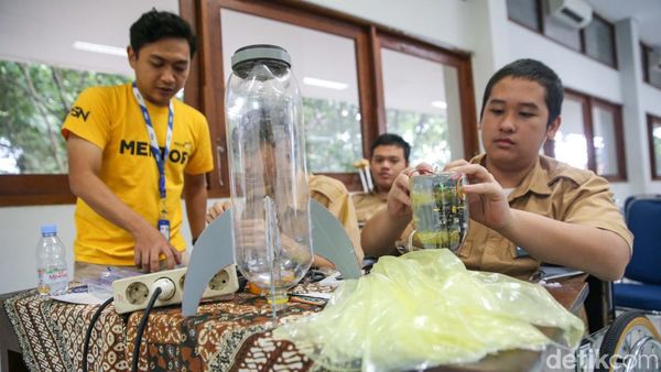 Semangat Anak-anak SMA Ikut Pelatihan Membuat Satelit Sederhana