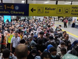 Begini Penuhnya Tangga Peron 11-12 Stasiun Manggarai saat Lift-Eskalator Mati Begini Penuhnya Tangga Peron 11-12 Stasiun Manggarai saat Lift-Eskalator Mati