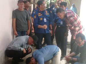 Tak Ada Fondasi, Teras Rumah Warga di Cimanggis Depok Amblas
