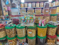 Toko Kue di Jatinegara Ramai Jelang Puasa, Kastengel Jadi Favorit Pembeli