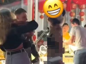 Geger Turis Setengah Telanjang Jalan-jalan di Kota Tua