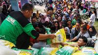 Warga Menyemut Datangi Pasar Murah