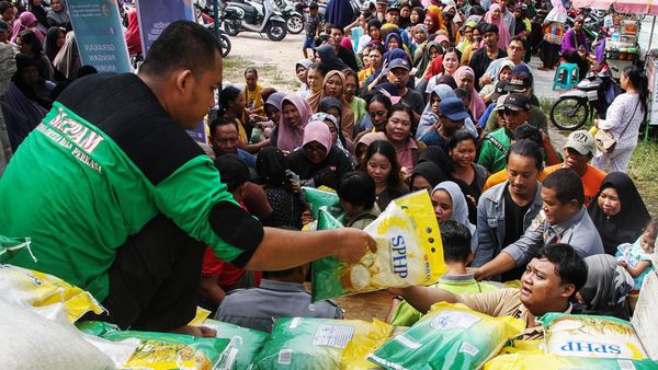 Warga Menyemut Datangi Pasar Murah