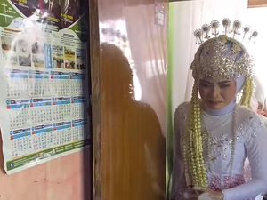 Viral Bikin Sedih, Pengantin Wanita Sungkem ke Ibu yang Sakit