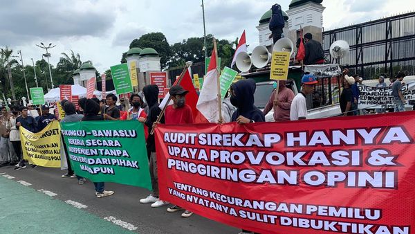 Aksi Tolak Wacana Hak Angket di Gedung DPR