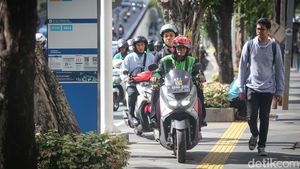 Bandel! Pemotor Masih Serobot Trotoar, Siap-siap Denda Mengintai