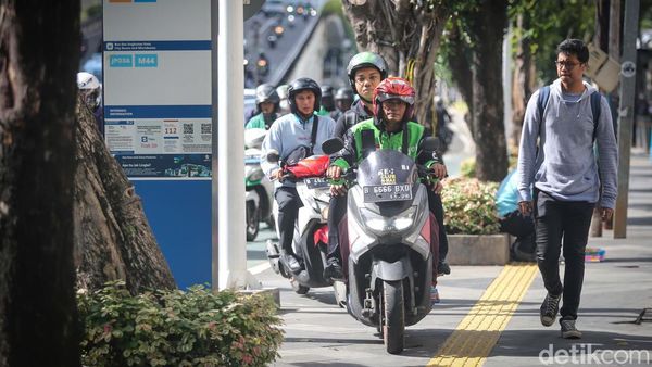Bandel! Pemotor Masih Serobot Trotoar, Siap-siap Denda Mengintai