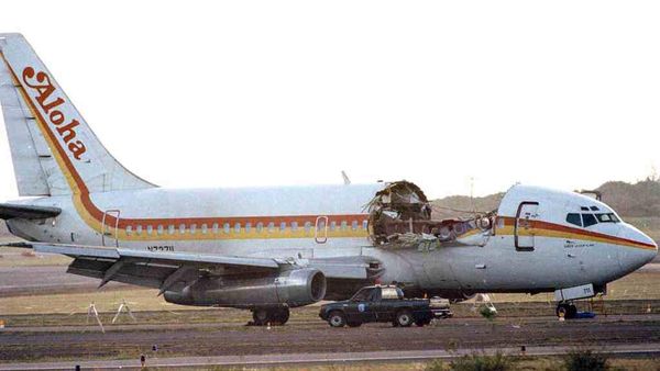 Potret Mengerikan Pesawat Boeing 737 Aloha Airlines, Badannya Bolong