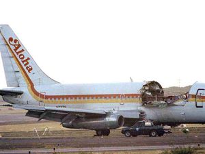Potret Mengerikan Pesawat Boeing 737 Aloha Airlines, Badannya Bolong Potret Mengerikan Pesawat Boeing 737 Aloha Airlines, Badannya Bolong