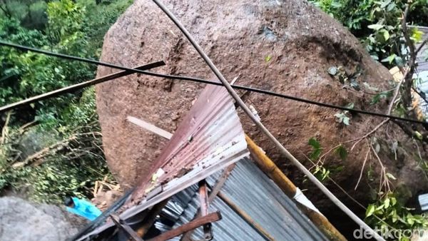 Penampakan Ngerinya Batu Besar yang Longsor Timpa Rumah dan Jenazah di Torut