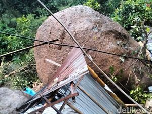 Penampakan Ngerinya Batu Besar yang Longsor Timpa Rumah dan Jenazah di Torut Penampakan Ngerinya Batu Besar yang Longsor Timpa Rumah dan Jenazah di Torut