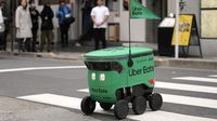Canggih! Ini Robot Pengantar Makanan di Jepang