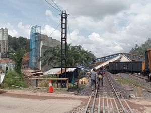 Normalisasi Jalur Kereta Tertimpa Crane Rampung, KA Kembali Melintas Normalisasi Jalur Kereta Tertimpa Crane Rampung, KA Kembali Melintas
