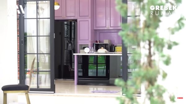 Cantiknya Dapur di Rumah Mewah Ustaz Solmed yang Serba Ungu
